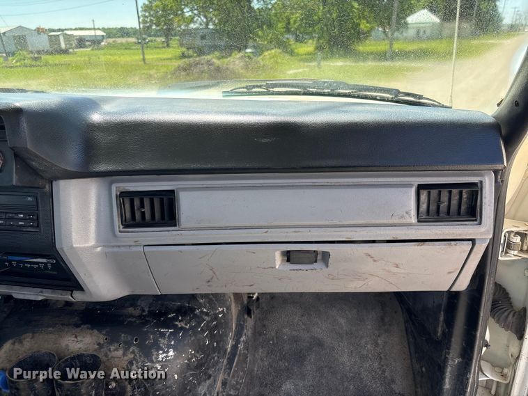 image for item EI5840 1997 Ford F800 tow truck