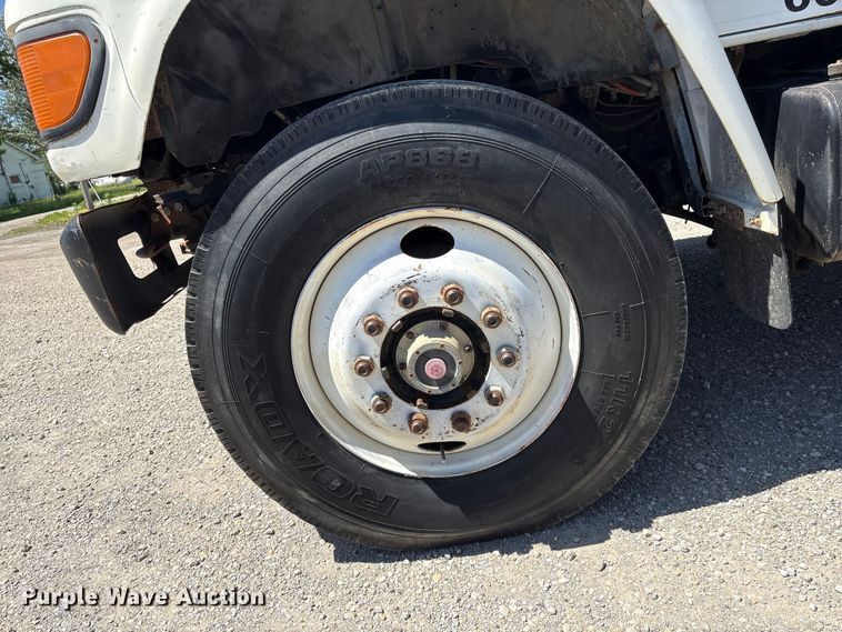 image for item EI5840 1997 Ford F800 tow truck