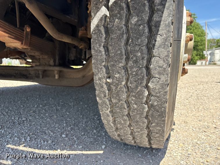 image for item EI5840 1997 Ford F800 tow truck