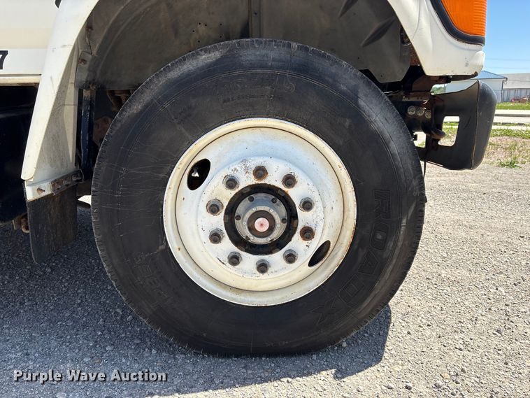 image for item EI5840 1997 Ford F800 tow truck