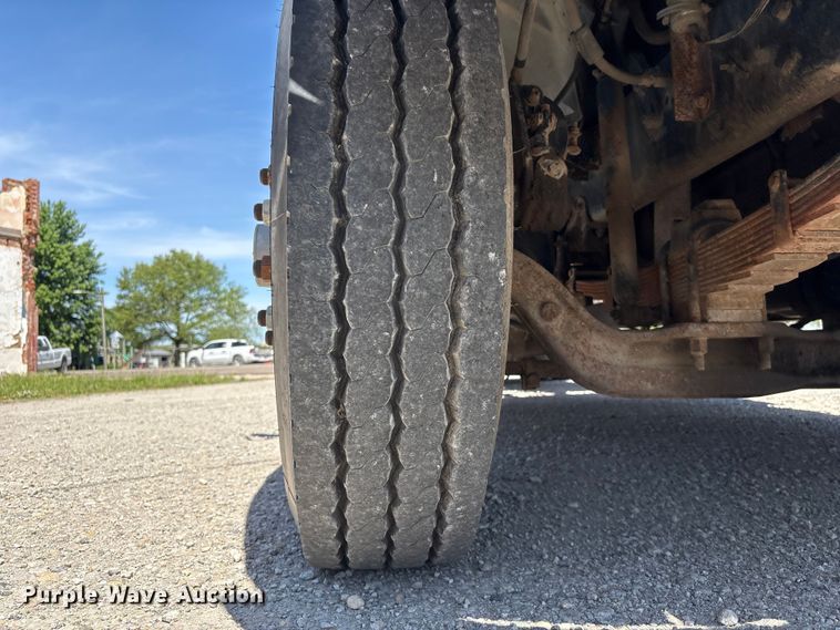 image for item EI5840 1997 Ford F800 tow truck
