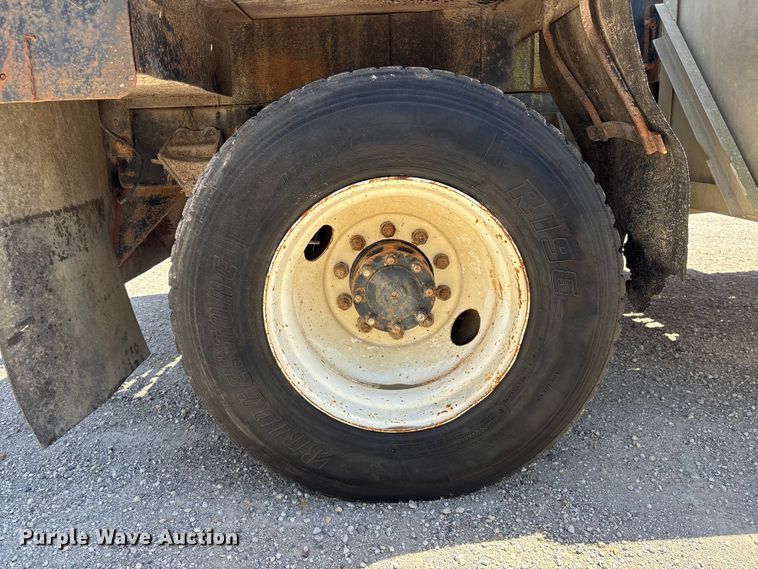 image for item EI5840 1997 Ford F800 tow truck
