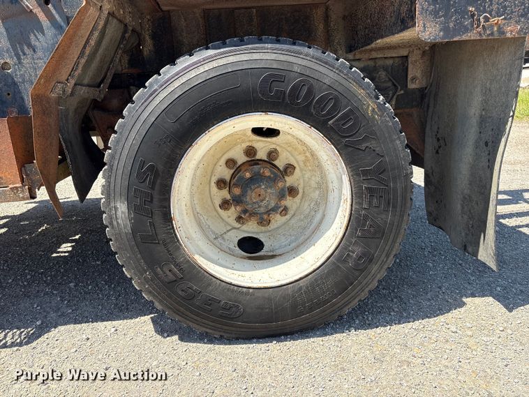 image for item EI5840 1997 Ford F800 tow truck