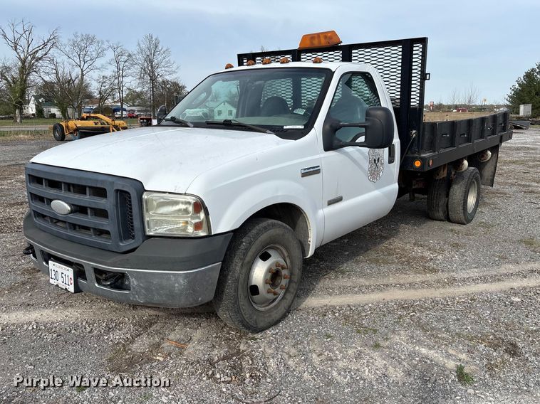 image for item EM0083 2006 Ford F350 Super Duty XL flatbed pickup truck
