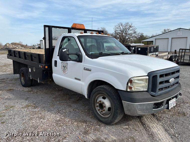 image for item EM0083 2006 Ford F350 Super Duty XL flatbed pickup truck