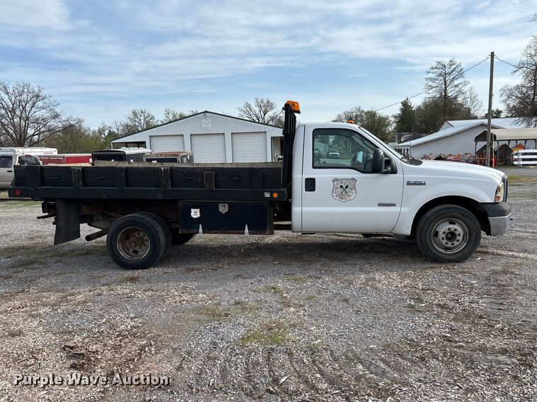 image for item EM0083 2006 Ford F350 Super Duty XL flatbed pickup truck