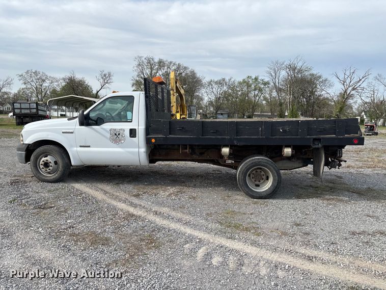 image for item EM0083 2006 Ford F350 Super Duty XL flatbed pickup truck