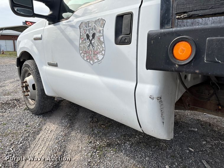 image for item EM0083 2006 Ford F350 Super Duty XL flatbed pickup truck