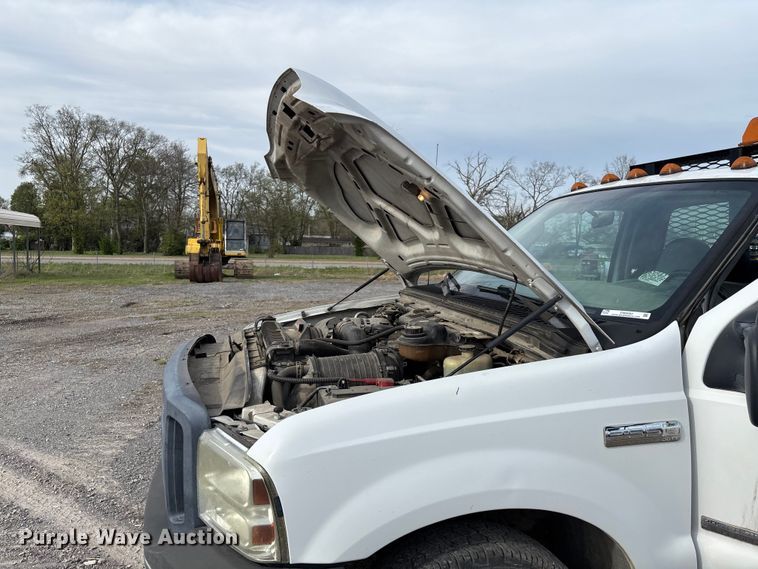 image for item EM0083 2006 Ford F350 Super Duty XL flatbed pickup truck
