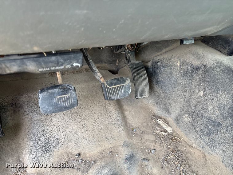image for item EM0083 2006 Ford F350 Super Duty XL flatbed pickup truck