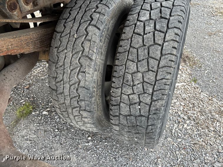image for item EM0083 2006 Ford F350 Super Duty XL flatbed pickup truck