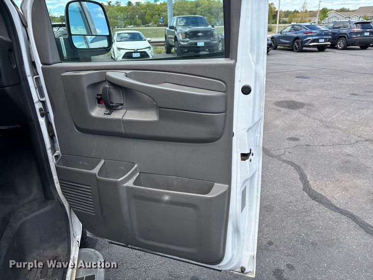 image for item EM0112 2014 GMC Savana van