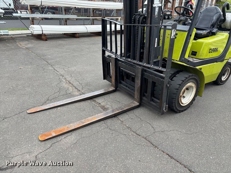 image for item EM0118 2021 Clark CMP30L forklift