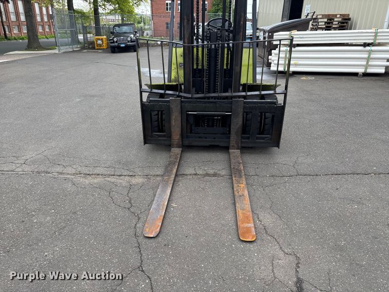 image for item EM0118 2021 Clark CMP30L forklift