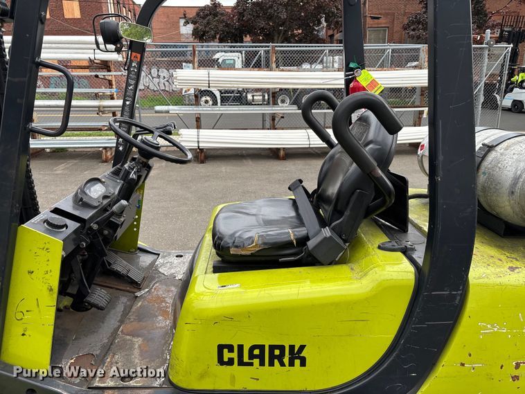 image for item EM0118 2021 Clark CMP30L forklift