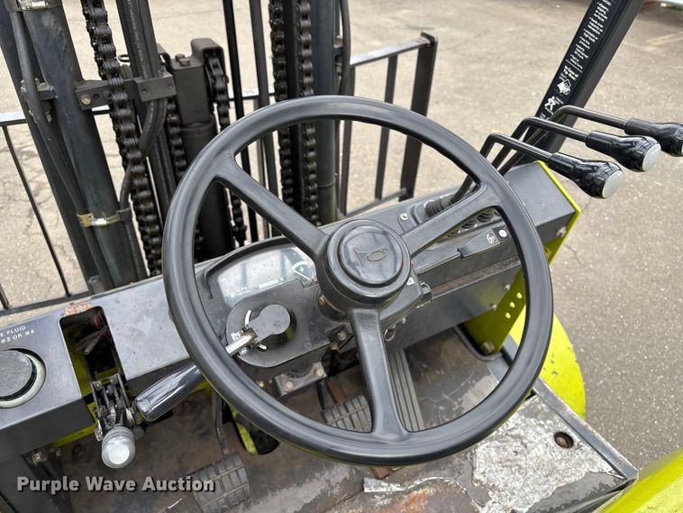 image for item EM0118 2021 Clark CMP30L forklift