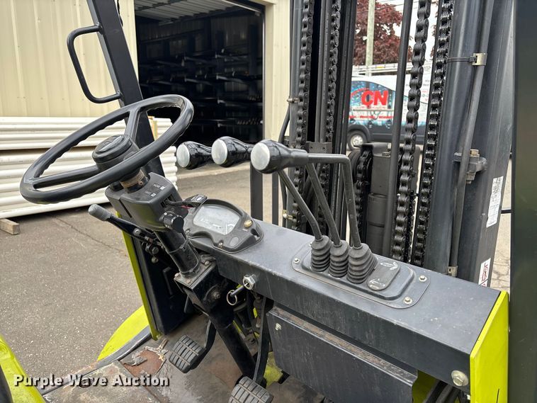 image for item EM0118 2021 Clark CMP30L forklift