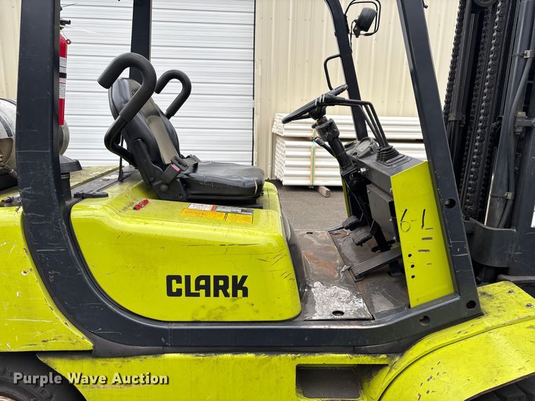 image for item EM0118 2021 Clark CMP30L forklift