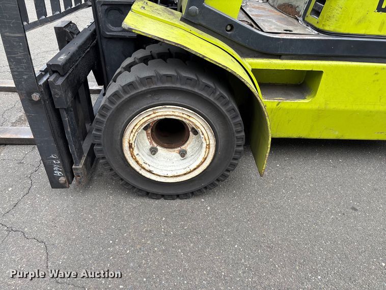 image for item EM0118 2021 Clark CMP30L forklift