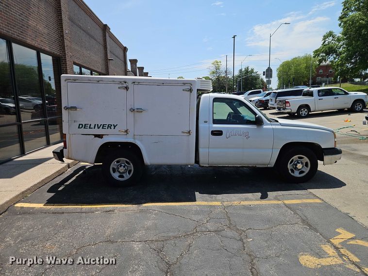 image for item EO7351 2003 Chevrolet Silverado 1500 catering bed pickup truck
