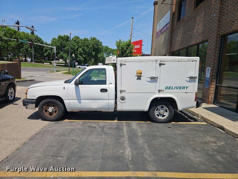 image for item EO7351 2003 Chevrolet Silverado 1500 catering bed pickup truck