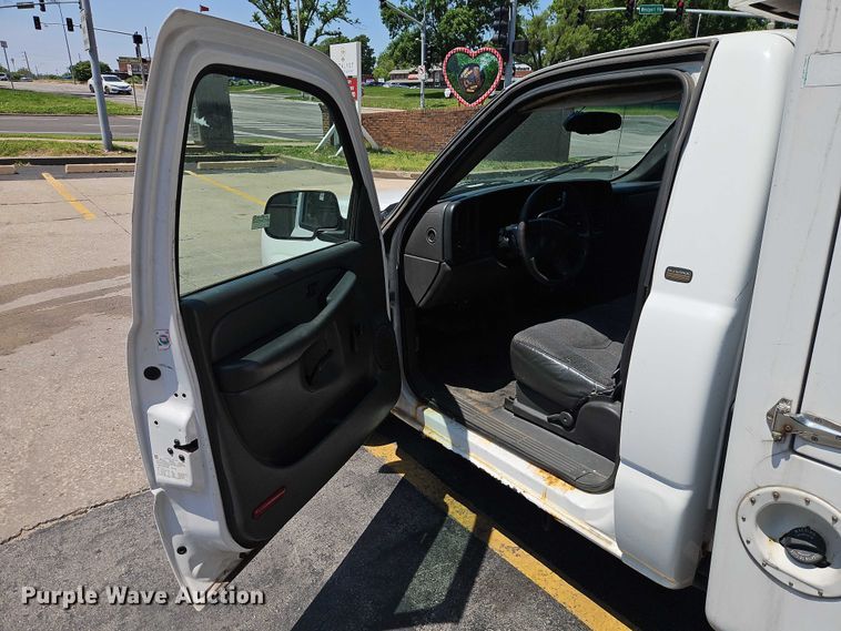 image for item EO7351 2003 Chevrolet Silverado 1500 catering bed pickup truck