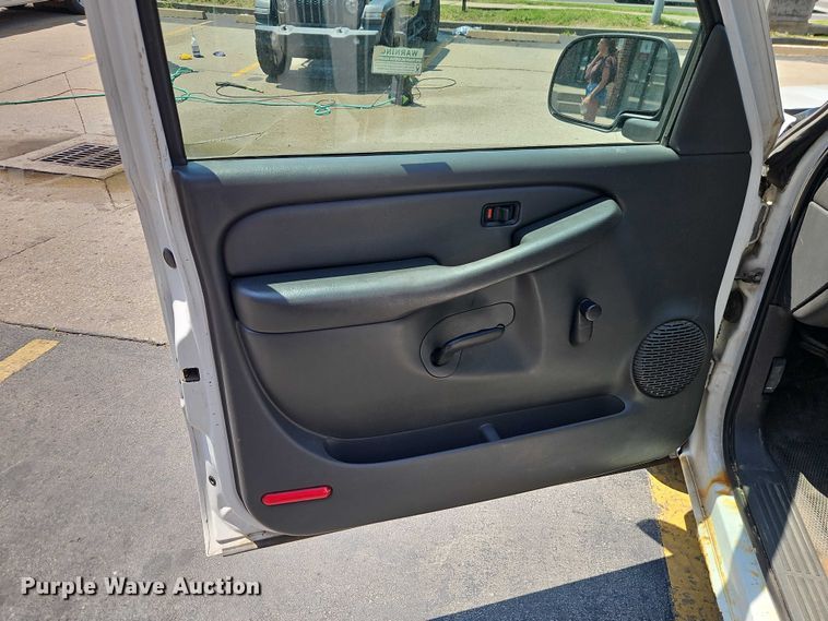 image for item EO7351 2003 Chevrolet Silverado 1500 catering bed pickup truck
