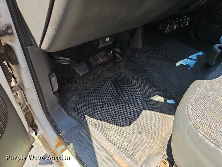 image for item EO7351 2003 Chevrolet Silverado 1500 catering bed pickup truck