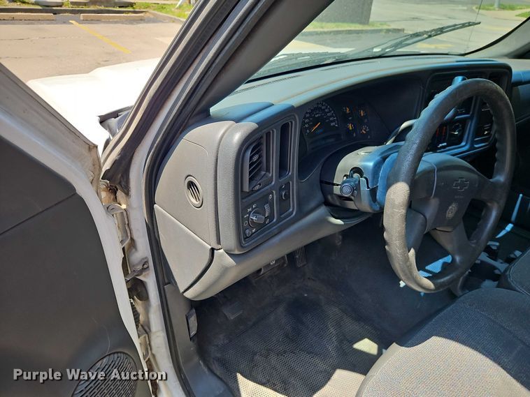 image for item EO7351 2003 Chevrolet Silverado 1500 catering bed pickup truck