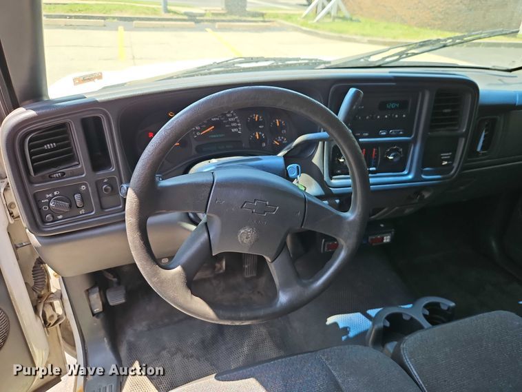 image for item EO7351 2003 Chevrolet Silverado 1500 catering bed pickup truck