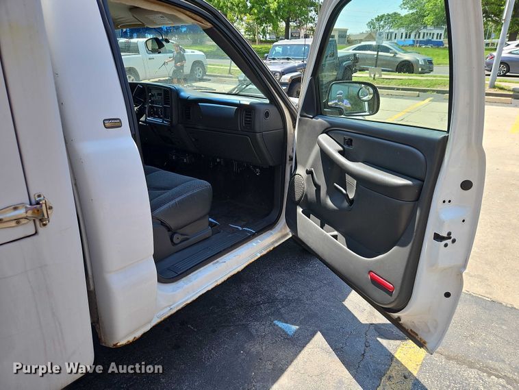 image for item EO7351 2003 Chevrolet Silverado 1500 catering bed pickup truck