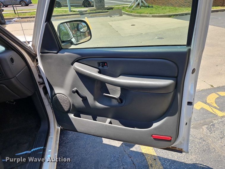 image for item EO7351 2003 Chevrolet Silverado 1500 catering bed pickup truck