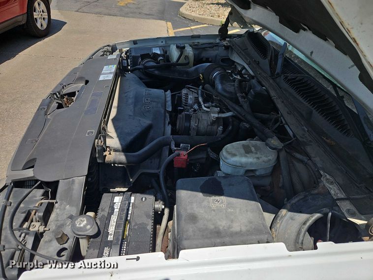 image for item EO7351 2003 Chevrolet Silverado 1500 catering bed pickup truck