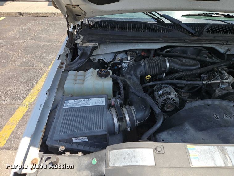 image for item EO7351 2003 Chevrolet Silverado 1500 catering bed pickup truck