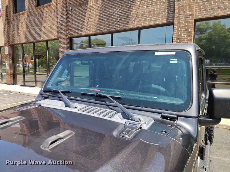 image for item EO7352 2020 Jeep Gladiator Crew Cab pickup truck