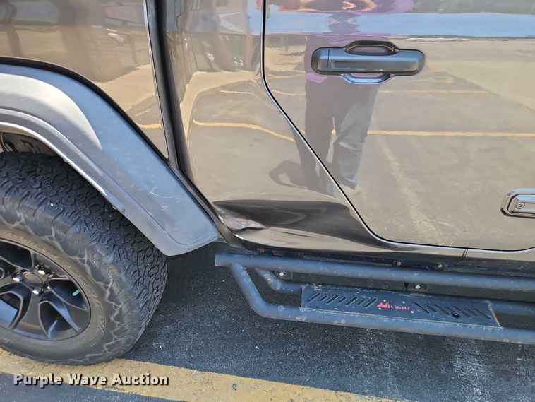 image for item EO7352 2020 Jeep Gladiator Crew Cab pickup truck