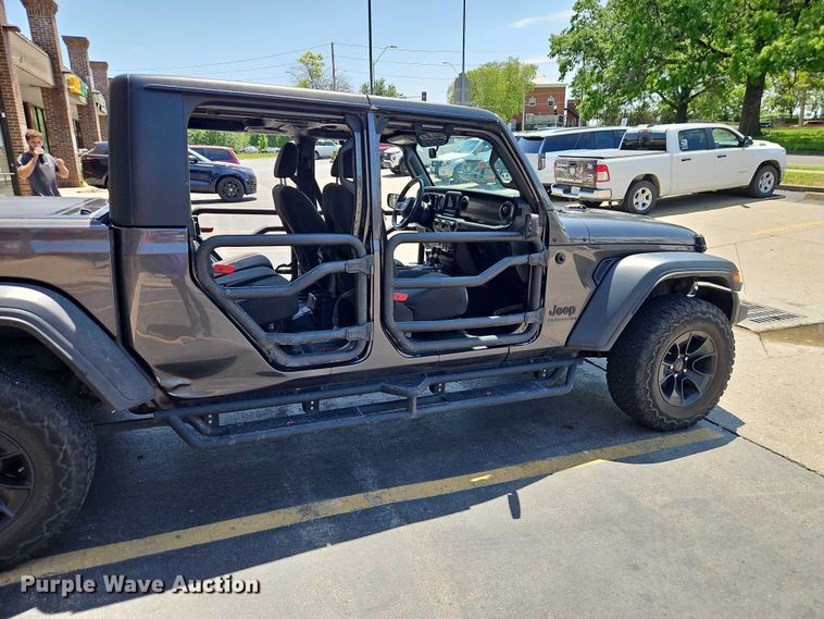 image for item EO7352 2020 Jeep Gladiator Crew Cab pickup truck