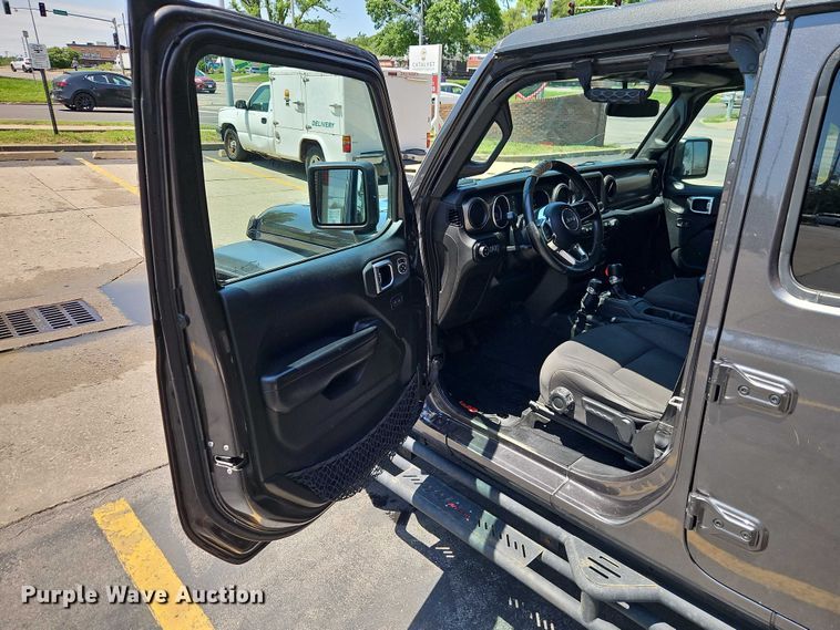 image for item EO7352 2020 Jeep Gladiator Crew Cab pickup truck