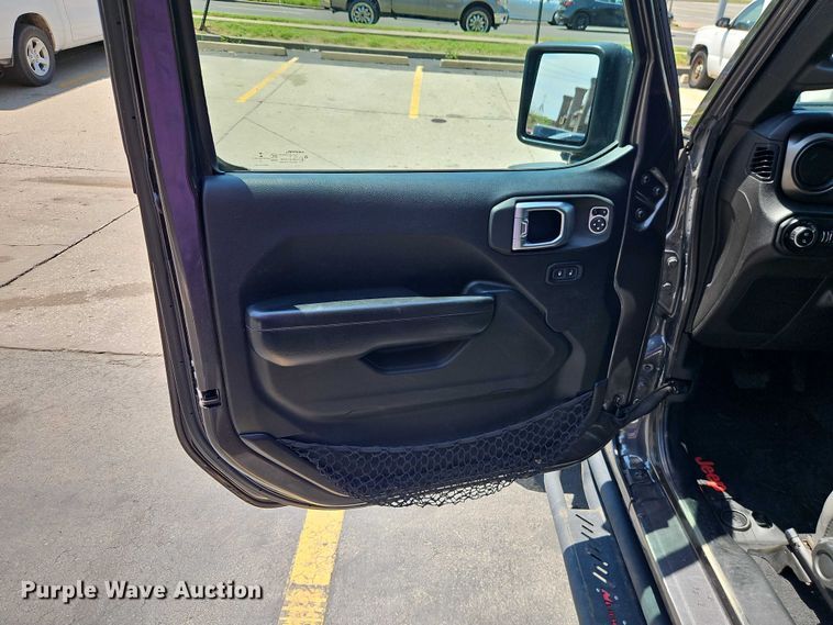 image for item EO7352 2020 Jeep Gladiator Crew Cab pickup truck