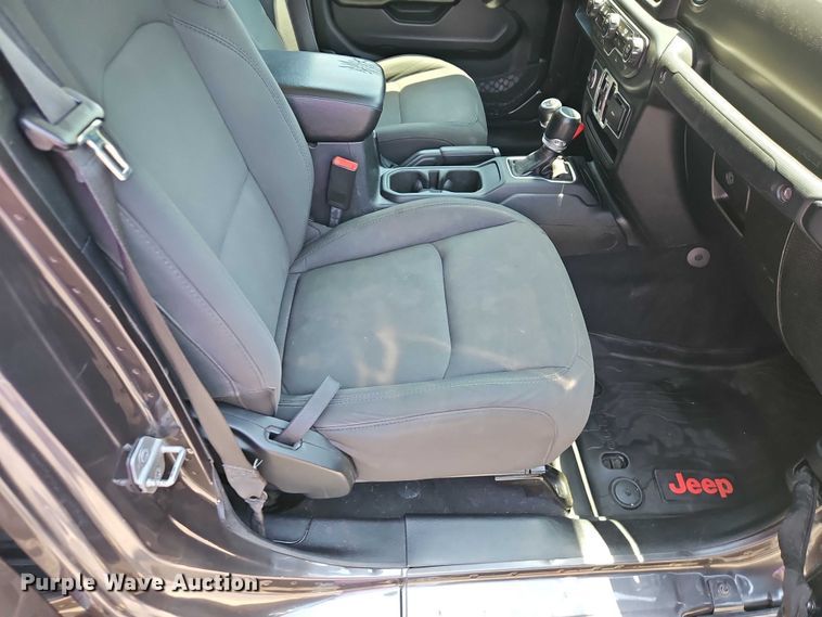 image for item EO7352 2020 Jeep Gladiator Crew Cab pickup truck