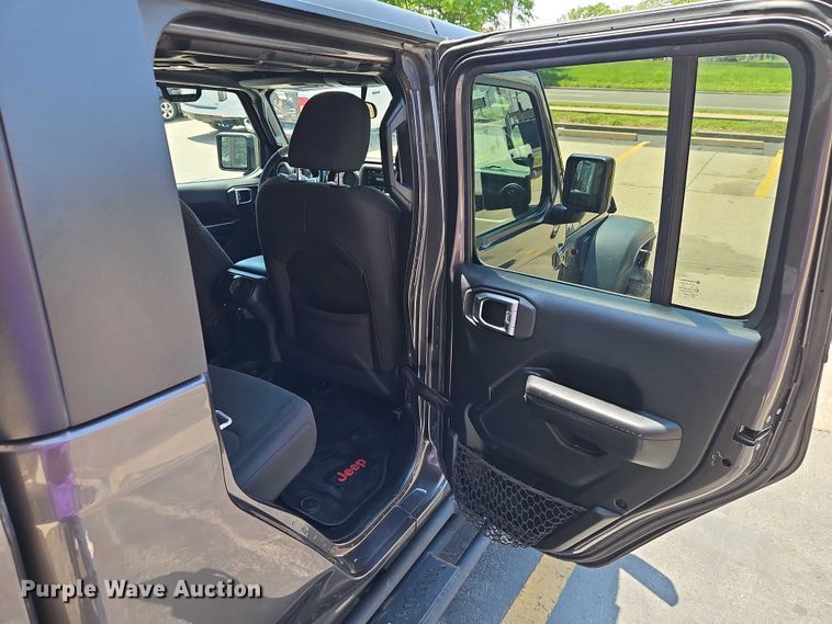 image for item EO7352 2020 Jeep Gladiator Crew Cab pickup truck
