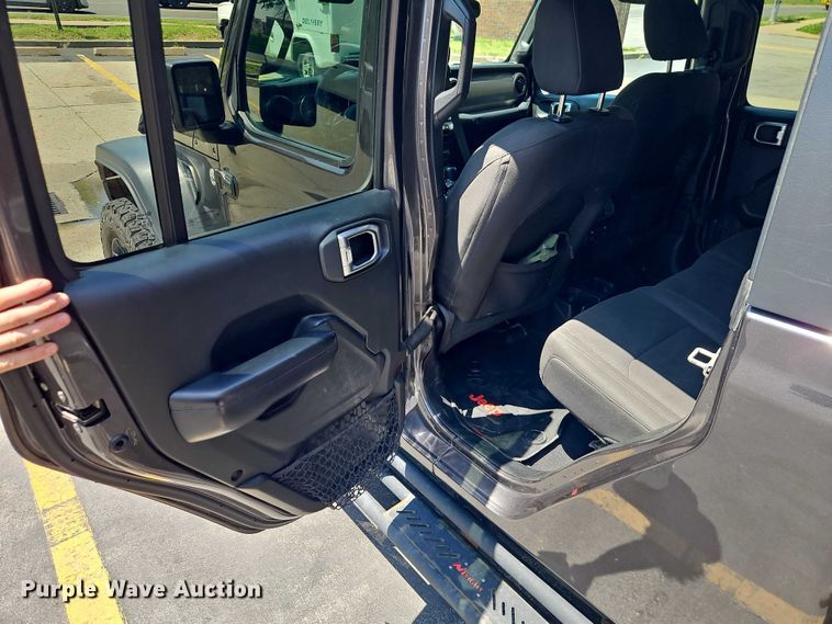 image for item EO7352 2020 Jeep Gladiator Crew Cab pickup truck