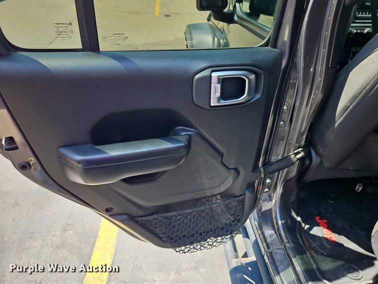 image for item EO7352 2020 Jeep Gladiator Crew Cab pickup truck