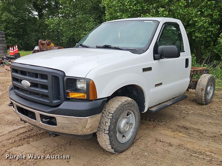 image for item EO7388 2006 Ford F250 Super Duty XL pickup truck cab and chassis
