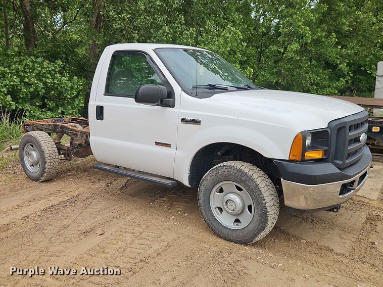 image for item EO7388 2006 Ford F250 Super Duty XL pickup truck cab and chassis