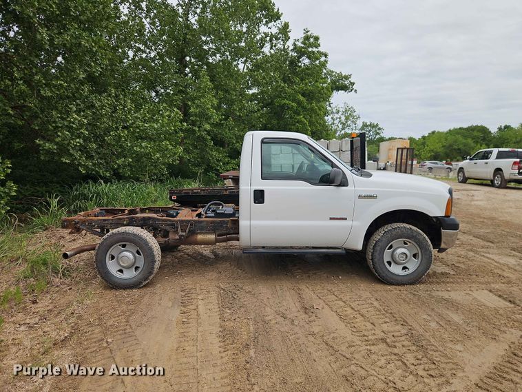 image for item EO7388 2006 Ford F250 Super Duty XL pickup truck cab and chassis