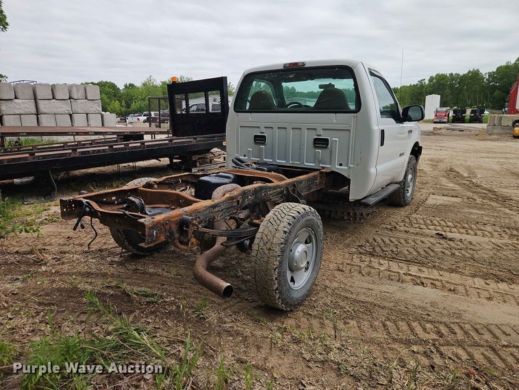 image for item EO7388 2006 Ford F250 Super Duty XL pickup truck cab and chassis