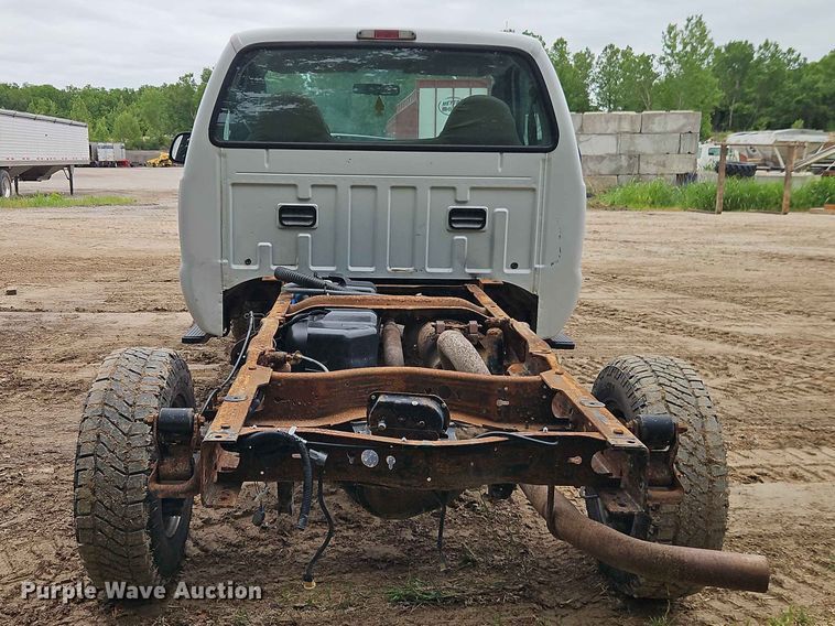 image for item EO7388 2006 Ford F250 Super Duty XL pickup truck cab and chassis