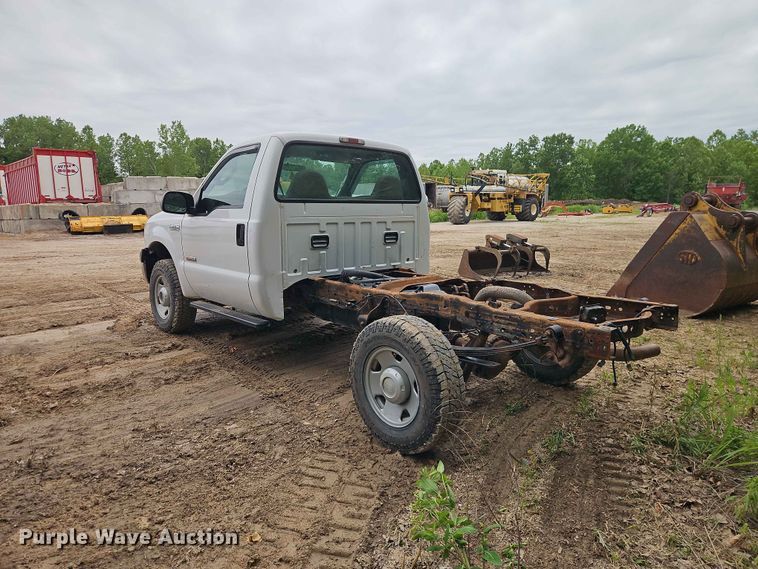 image for item EO7388 2006 Ford F250 Super Duty XL pickup truck cab and chassis