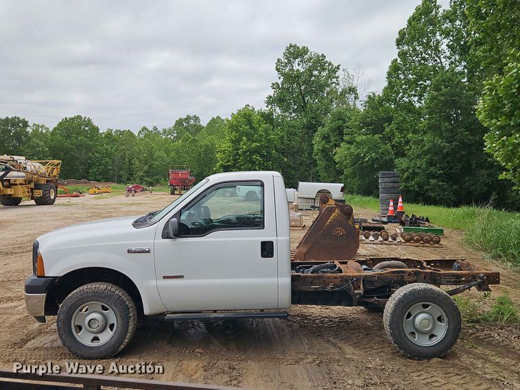 image for item EO7388 2006 Ford F250 Super Duty XL pickup truck cab and chassis